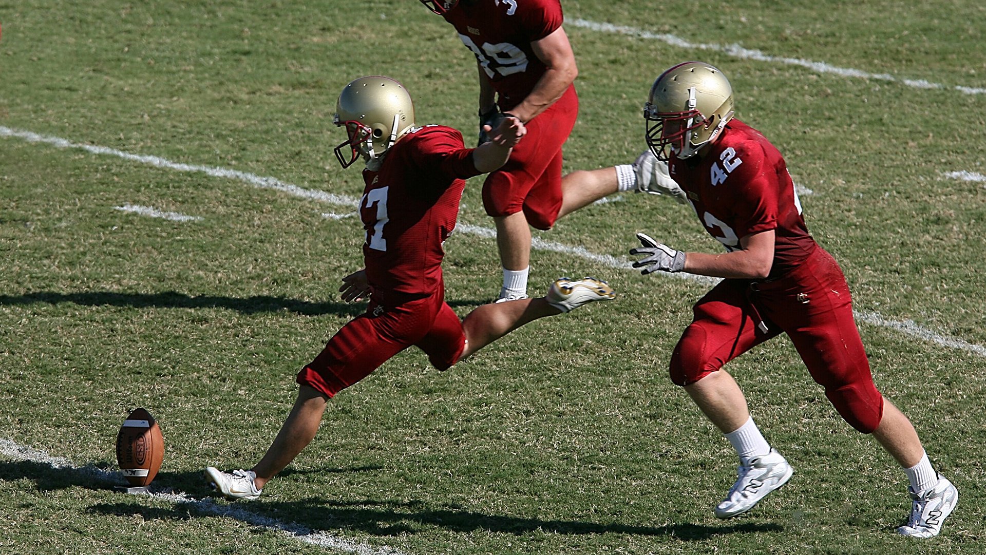 “球场秘诀：高手教你投篮技巧”，篮球怎样投篮更精准教学视频